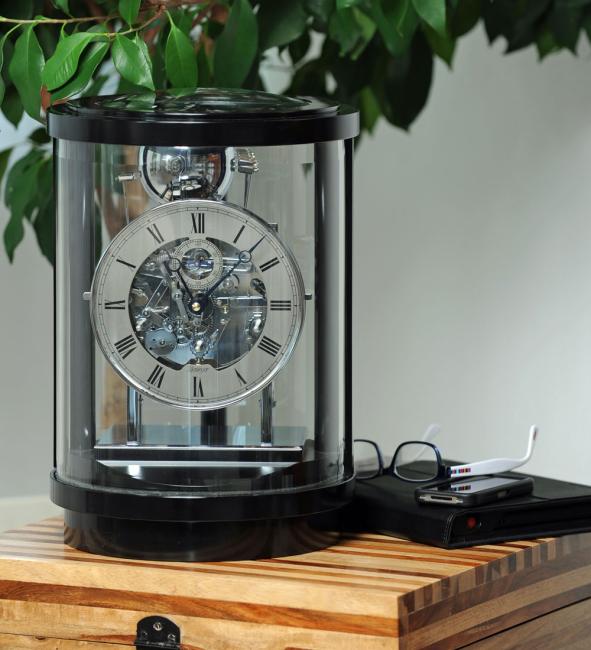 Runde Kaminuhr im Kieninger Design schwarzer Schleiflack