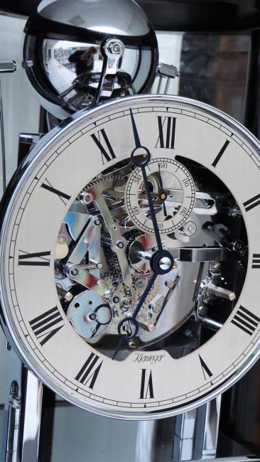 Runde Kaminuhr im Kieninger Design schwarzer Schleiflack