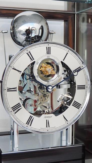 Moderne Tourbillon Tischuhr Kieninger aus Ebenholz Glockenspiel