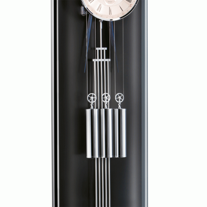 Kieninger Standuhr mit runder Glastür in Schleiflack schwarz - ein Eyecatcher