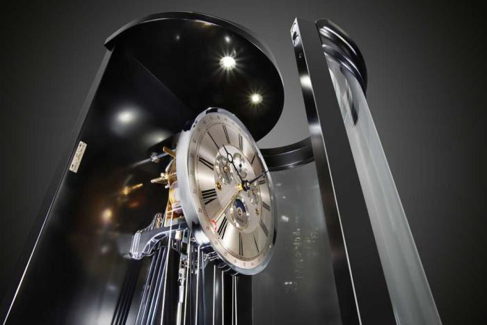 Kieninger Standuhr mit runder Glastür in Schleiflack schwarz - ein Eyecatcher