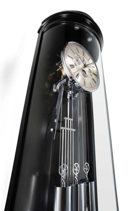 Kieninger Standuhr mit runder Glastür in Schleiflack schwarz - ein Eyecatcher