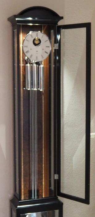 Kieninger Langpendel Standuhr Schleiflack schwarz / Nussbaum chrom und offenem Anker