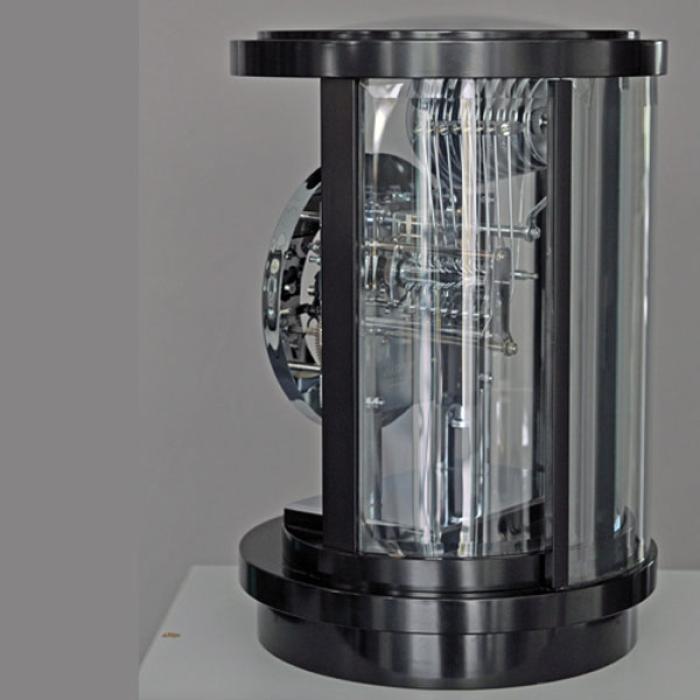 Runde Kaminuhr im Kieninger Design schwarzer Schleiflack