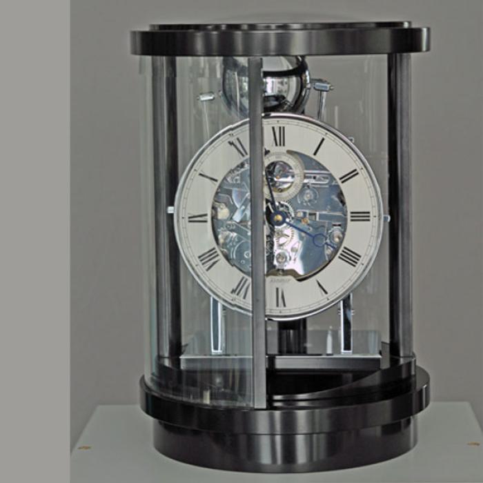 Runde Kaminuhr im Kieninger Design schwarzer Schleiflack