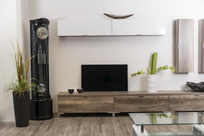 Kieninger Standuhr mit runder Glastür in Schleiflack schwarz - ein Eyecatcher