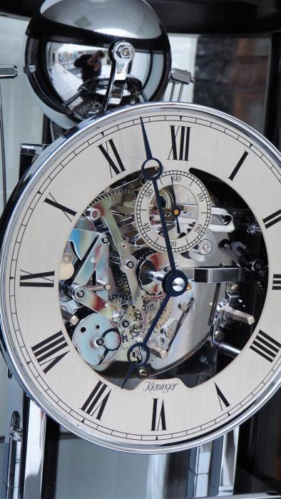 Runde Kaminuhr im Kieninger Design schwarzer Schleiflack