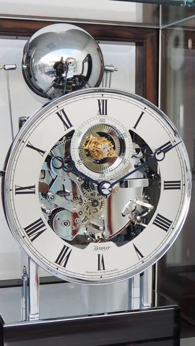 Moderne Tourbillon Tischuhr Kieninger aus Ebenholz Glockenspiel