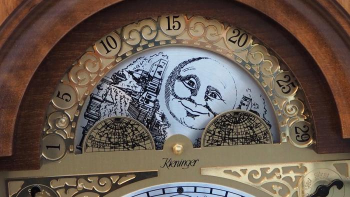Kieninger hochwertige Tischuhr  Belcanto Nussbaum mit Mozart Glockenspiel auf 9 Glocken 1705-22-01